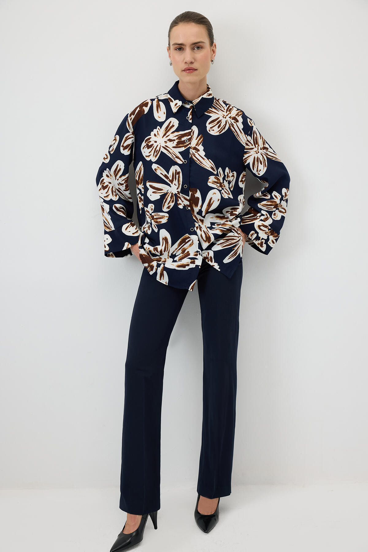 GENİŞ MANŞETLİ DESENLİ GÖMLEK