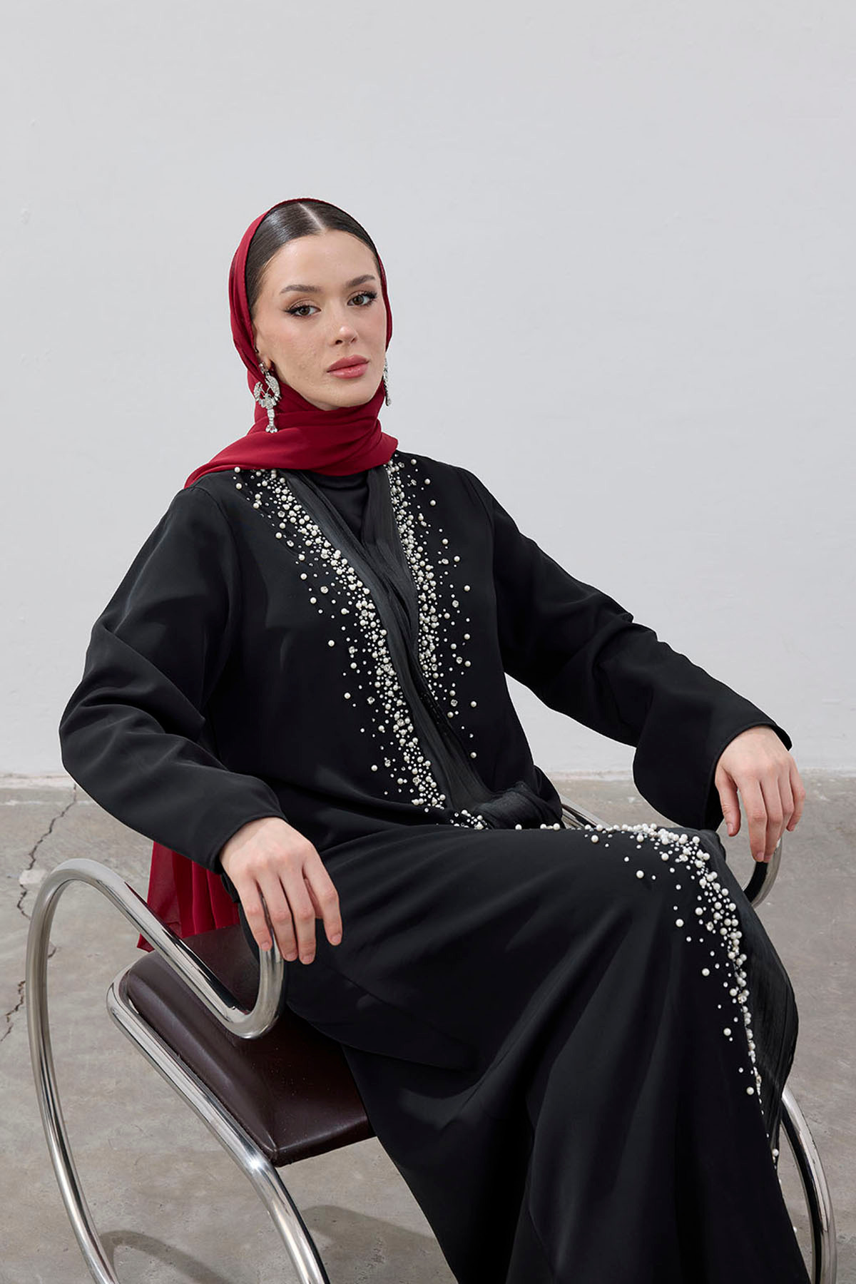 ÖZEL İNCİ TAŞ İŞLEMELİ GARNİ DETAY ABAYA