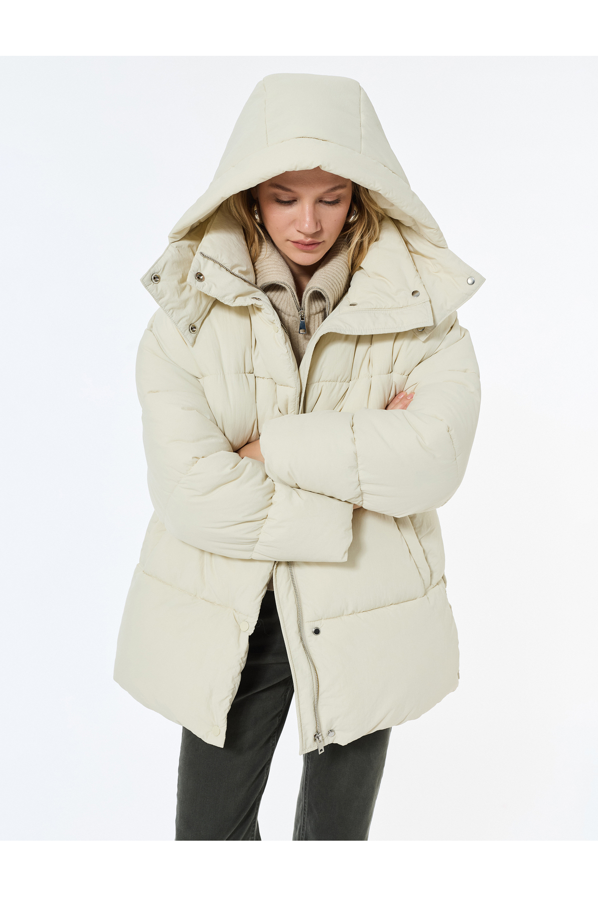 Fermuarlı Cepli Çıkarılabilir Kapüşonlu Uzun Kollu Su İtici Oversize Şişme Mont