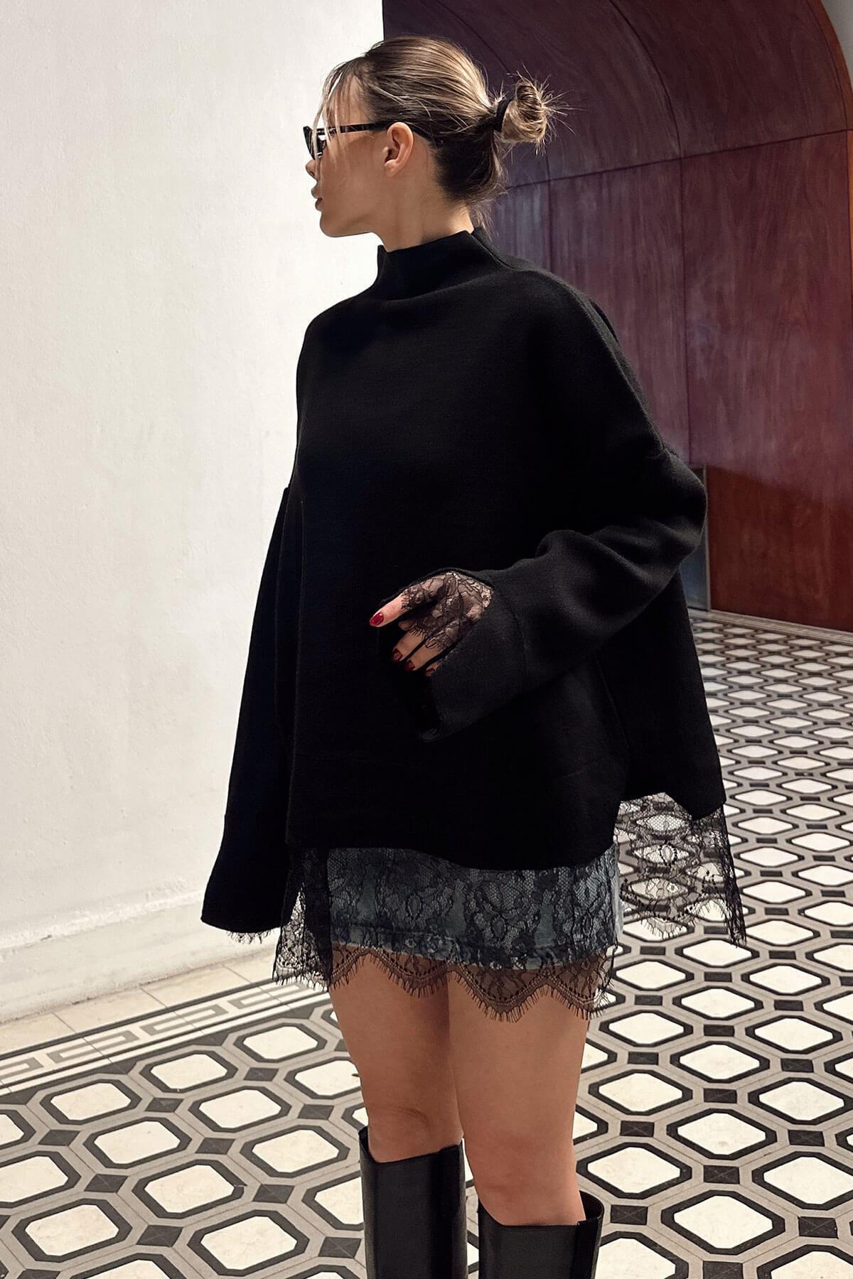 Siyah Dantel Detaylı Dik Yaka Kadın Triko Kazak