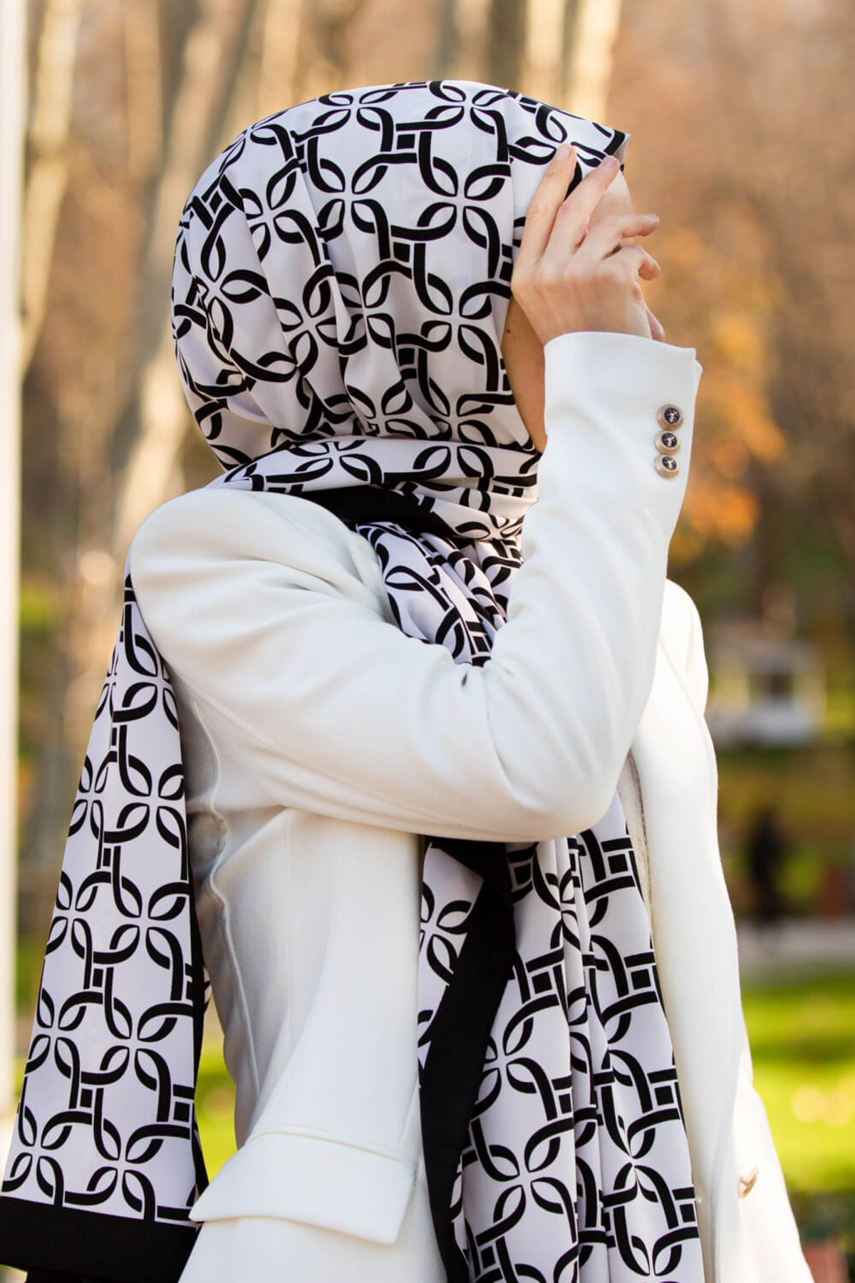 LÜKS MEDİNE İPEĞİ GEOMETRİK DESENLİ SİYAH - BEYAZ RENKLİ 75X195 KIRIŞMAZ ŞAL MOSS KREP DİKİŞ TİPİ İT