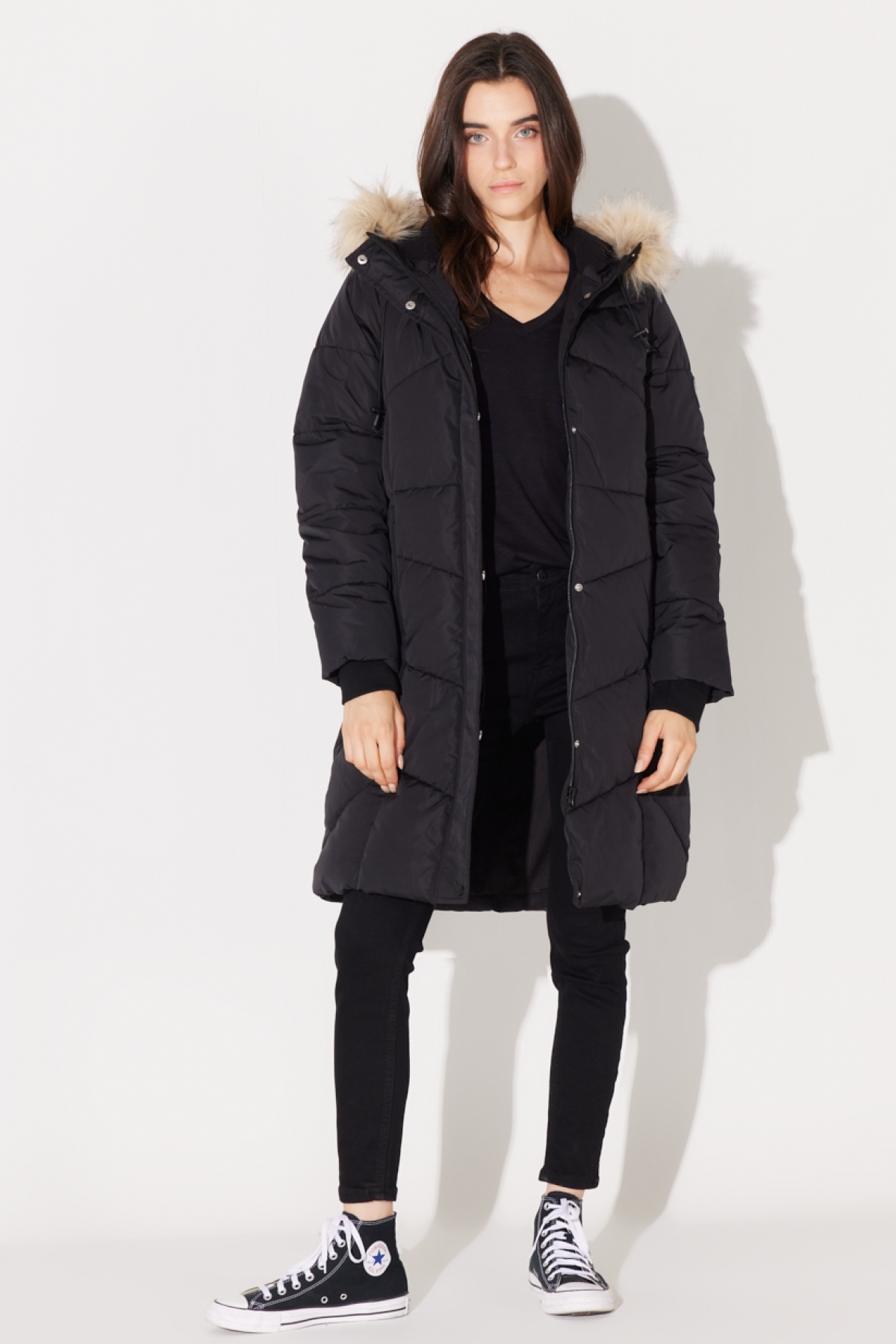 Regular Fit Normal Kesim Kapüşonlu Uzun Siyah Şişme Mont