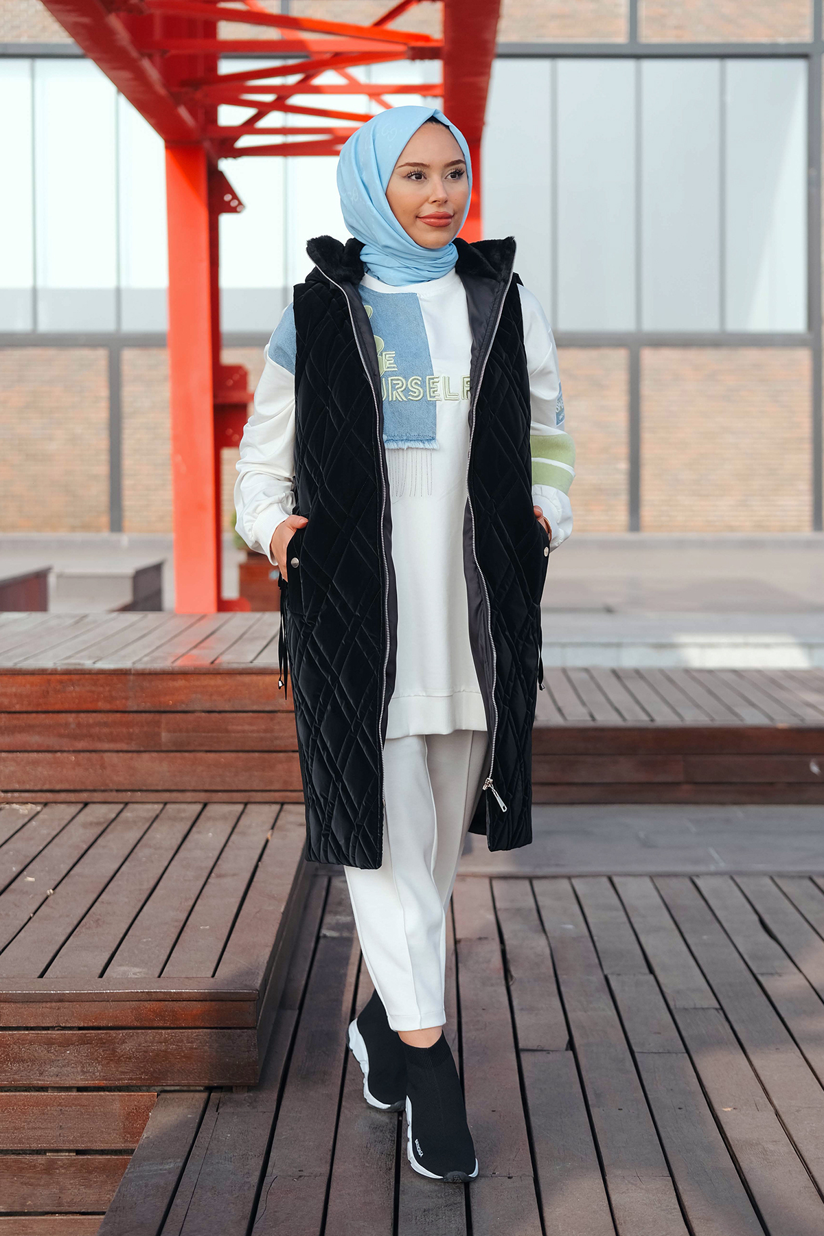 Kadın Siyah Yakası Kürklü Lastik Detaylı Kapitone Yelek MNL-025Y