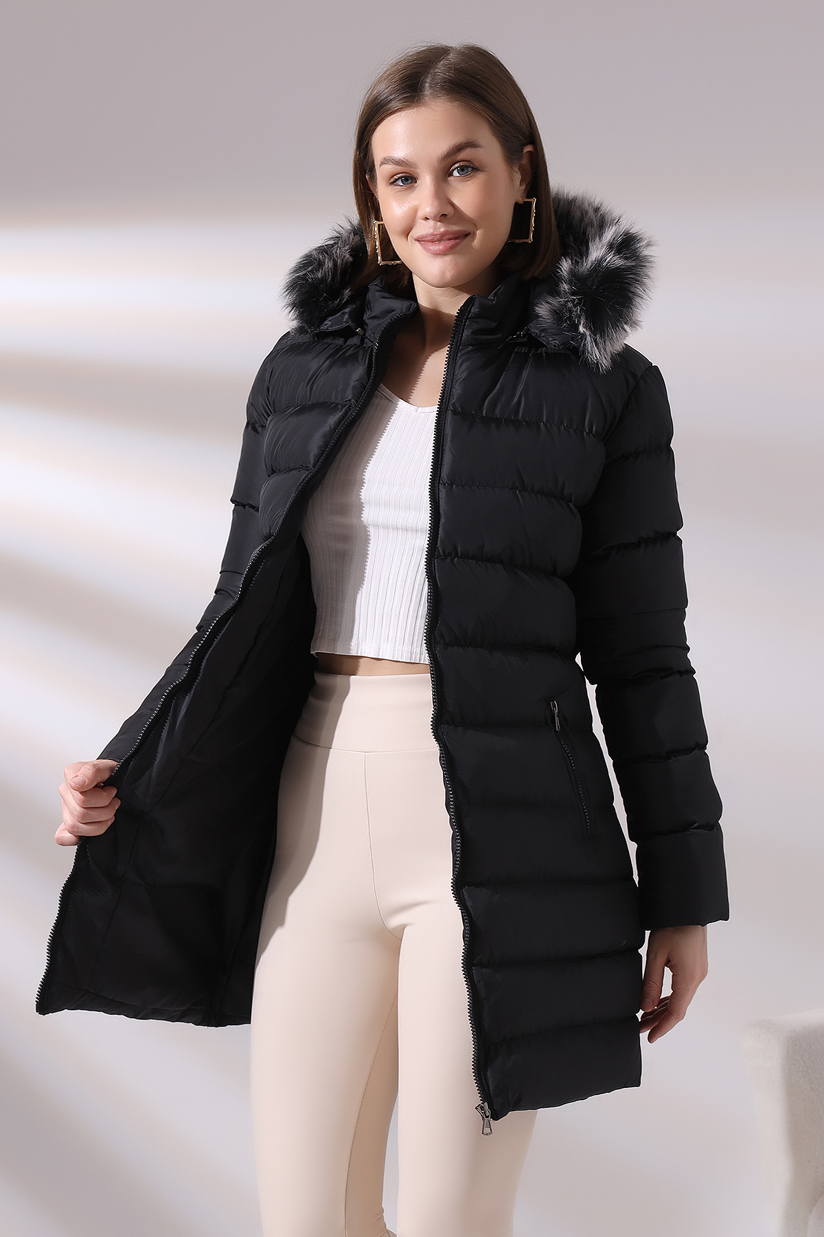 SİYAH RENK KAPİŞONLU FERMUARLI MİCRO JEL DOLUMLU PELUŞLU SU VE RÜZGAR GECİRMEZ MONT