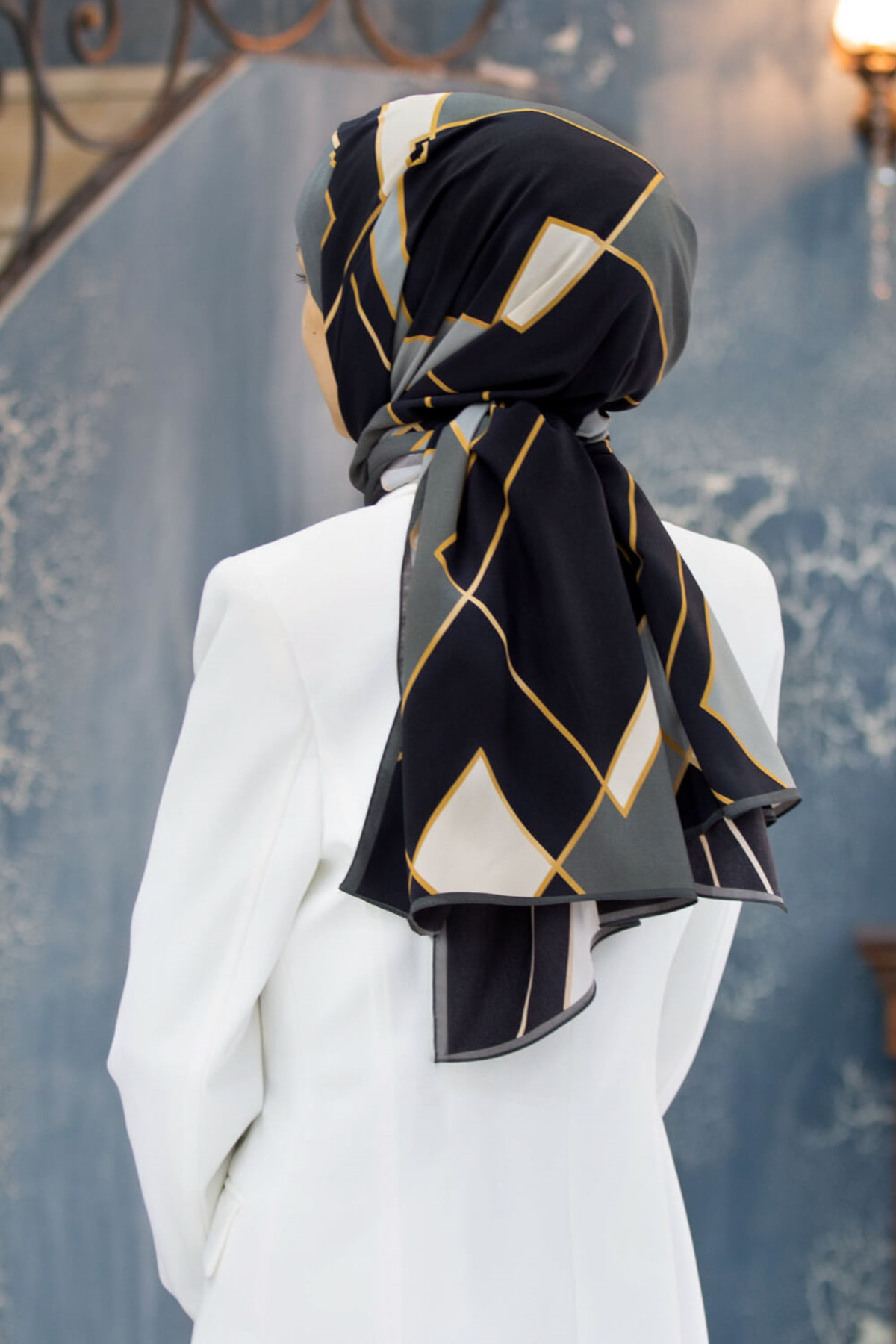 LÜKS MEDİNE İPEĞİ GOLD DETAYLI KARO DESENLİ FÜME RENKLİ 75X195 KIRIŞMAZ ŞAL MOSS KREP DİKİŞ TİPİ İTA