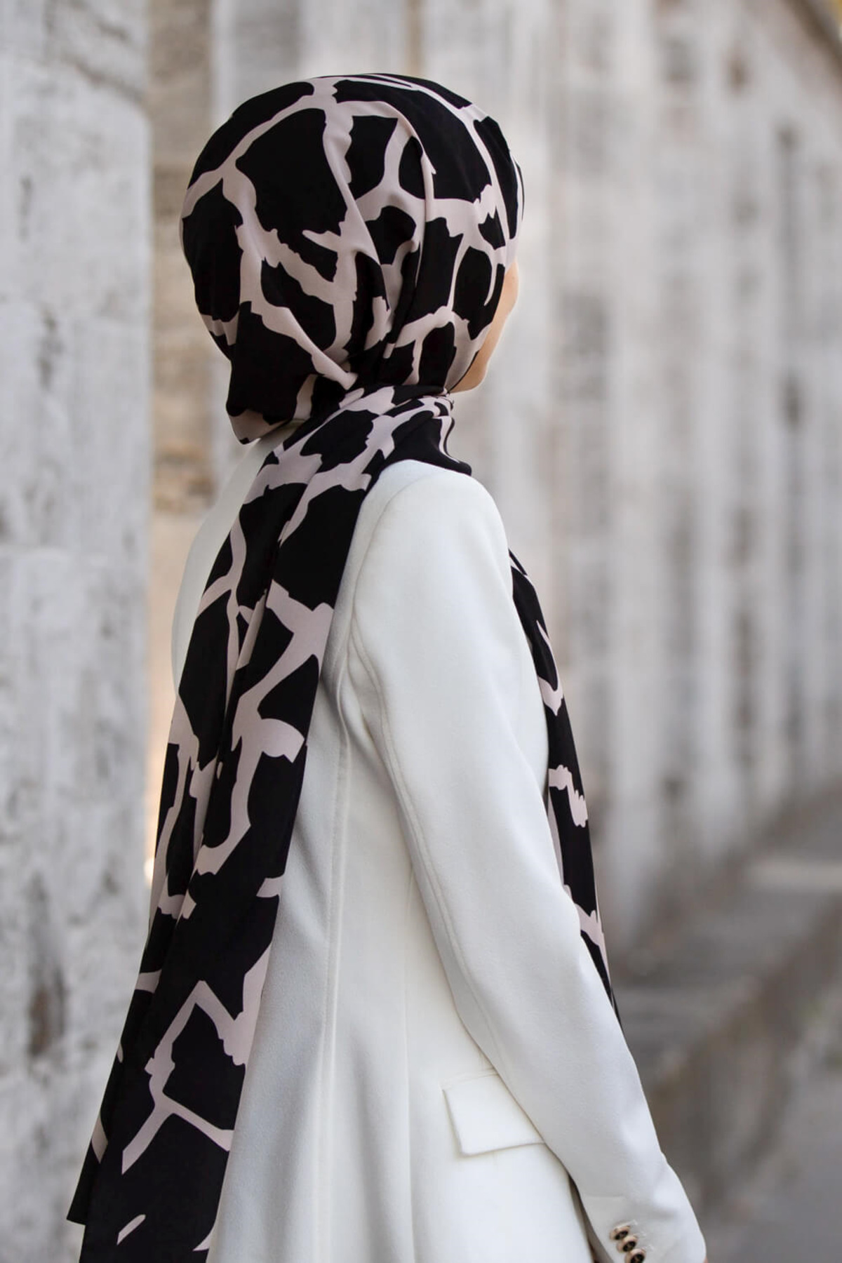 LÜKS MEDİNE İPEĞİ TAŞ DESENLİ SİYAH - SÜTLÜKAHVE RENKLİ 75X195 KIRIŞMAZ ŞAL MOSS KREP DİKİŞ TİPİ İTA