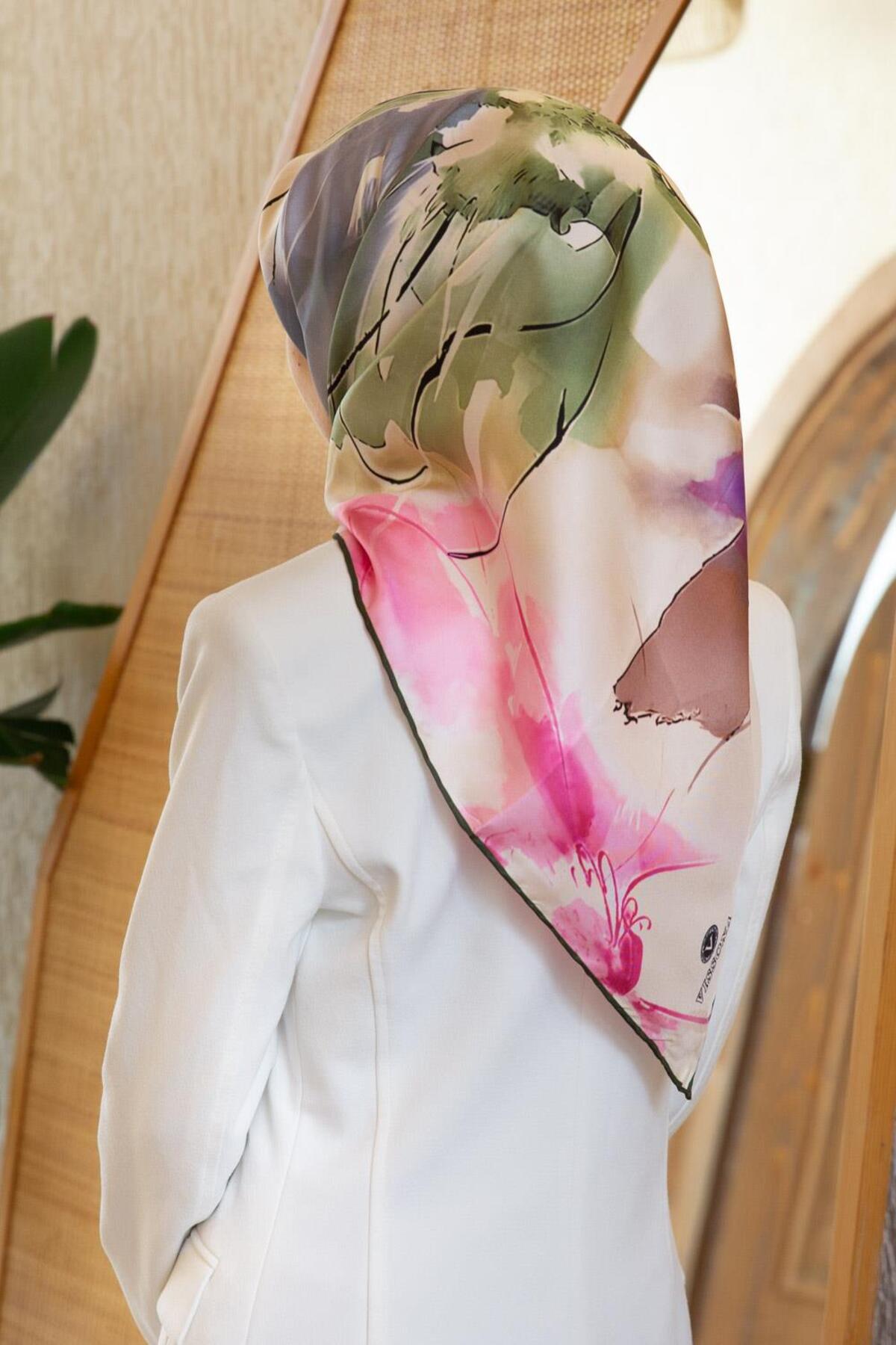 %100 Twill İpek Sulu Boya Çiçek Desenli Haki Renkli 90x90 Eşarp Dikim Şekli : El Dikişi