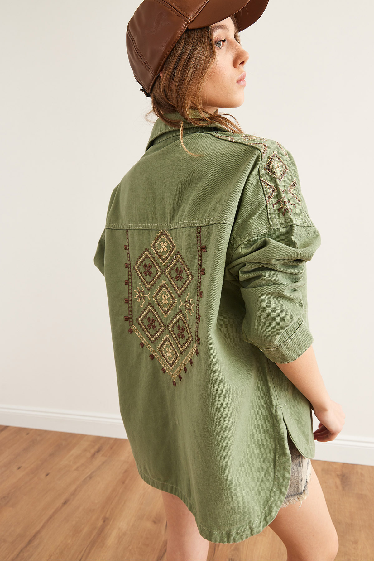 Kadın Haki Omuz ve Sırt Nakış Detaylı Pamuk Gabardin Ceket CKT-19000430